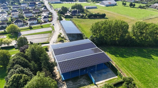 Les Ombrières de Quelaines Saint-Gault sur le boulodrome et les terrains de tennis